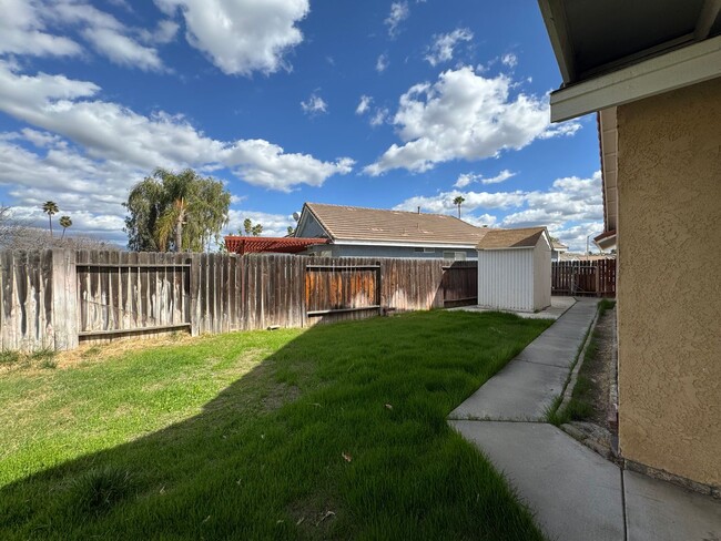 Building Photo - Three Bedroom Two Bathroom Home in Hemet!