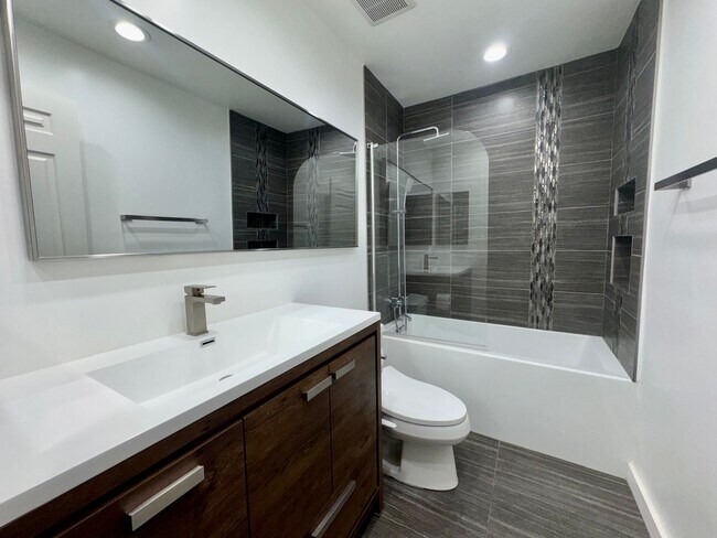 Building Photo - 10633 Holman Ave