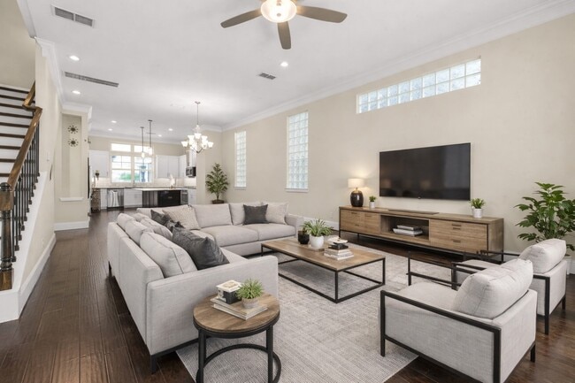 Building Photo - 734 N Shepherd Dr