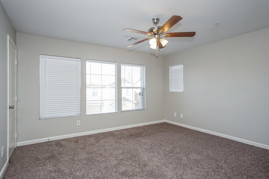 Building Photo - 1082 Paradise Coach Dr