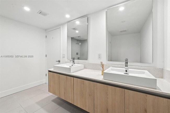 Building Photo - 13800 Highland Dr