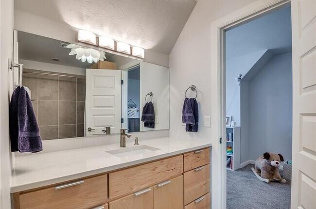 Building Photo - Amazing- Transitional Style Home with Custom Finishes w/ Community Pool- Gated- Edmond Schools