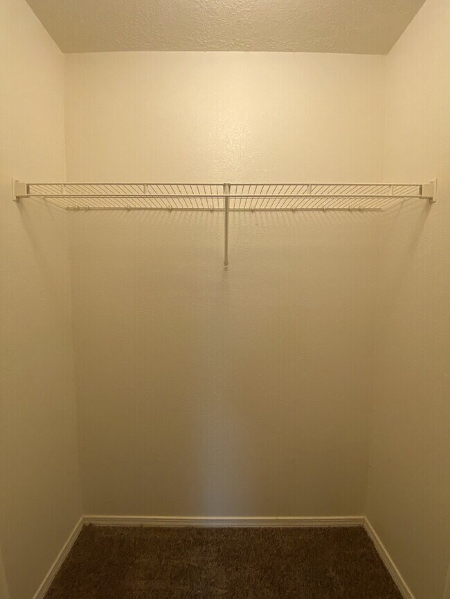 Building Photo - COMMUNITY POOL - LARGE 4 BEDROOM - Master Upstairs