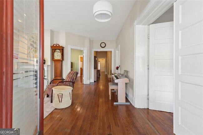 Building Photo - 1092 Oak St SW