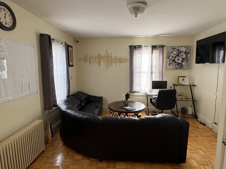 Building Photo - 483 Dexter St