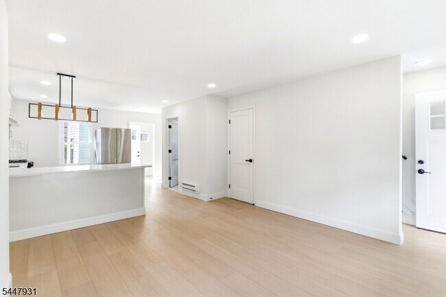 Building Photo - 475 Burnside St