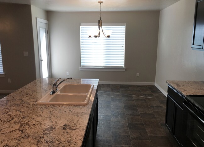 Building Photo - Beautiful home with 3bd 2ba and bonus room. Located in the Irvine Subdivision, just off  Chinden ...