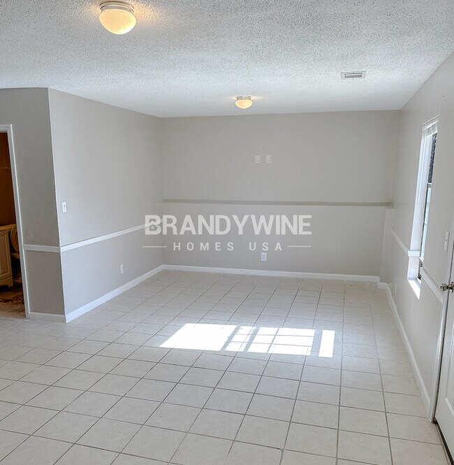 Building Photo - One month FREE RENT!