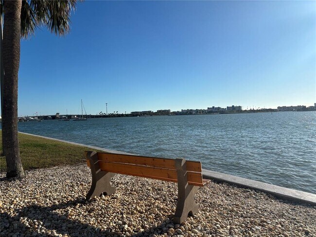 Building Photo - 4750 Cove Cir