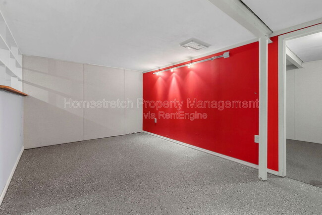 Building Photo - 560 Falcon Dr