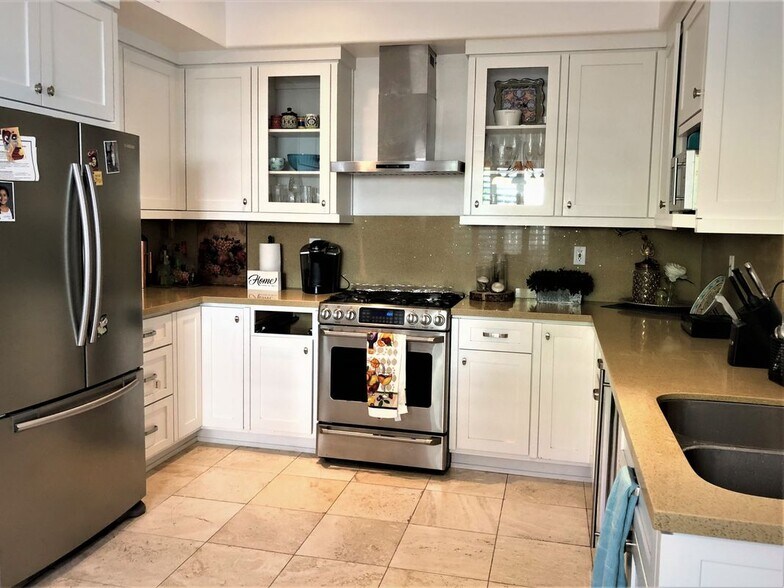 Building Photo - 971 S Flintridge Way