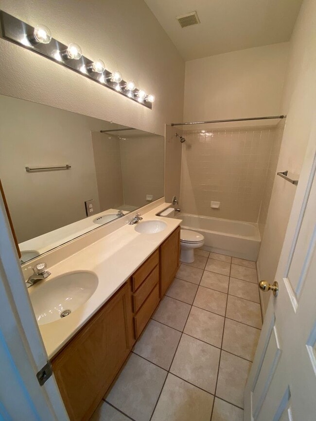 Building Photo - Wonderful 3 bed/2 bath home with a den located in Henderson.