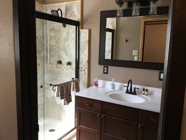 Building Photo - Big Bear Lake- 2 Bedroom 2 Bath Cabin