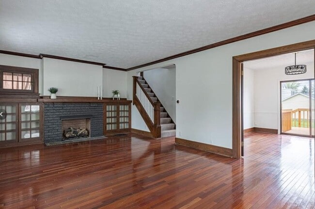 Building Photo - *MOVE IN SPECIAL* Beautifully remodeled 3-...