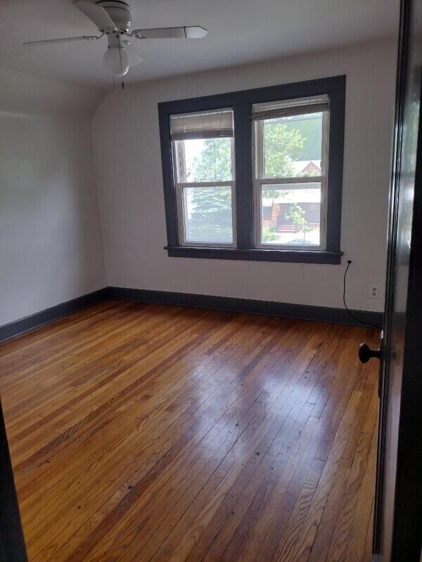 Building Photo - 950 E 237th St