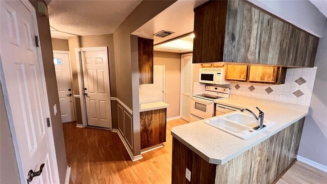 Building Photo - 5167 Lazy Oaks Dr