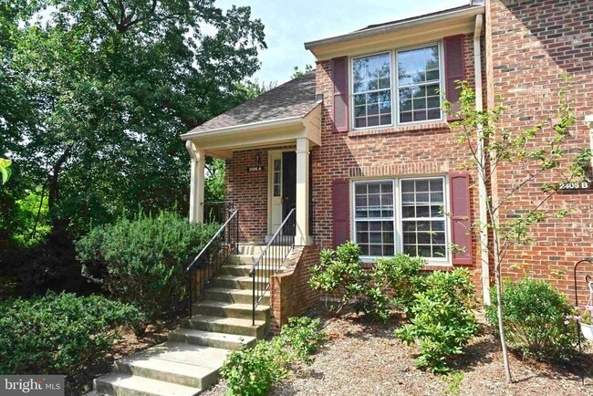 Building Photo - 2406 S Walter Reed Dr