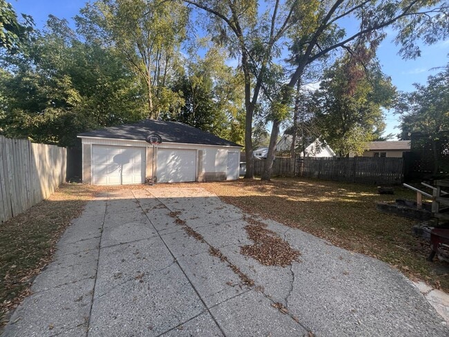 Building Photo - 845 Capen St NE