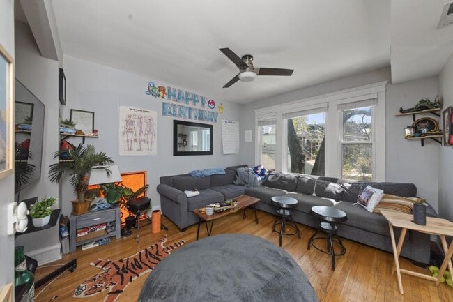 Primary Photo - 3 bedroom in Chicago IL 60613