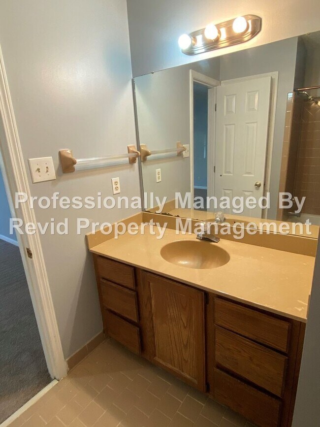 Building Photo - 2 Bedroom Townhome