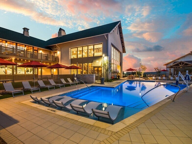 Resort-Style Pool - Vecina Apartment Villas