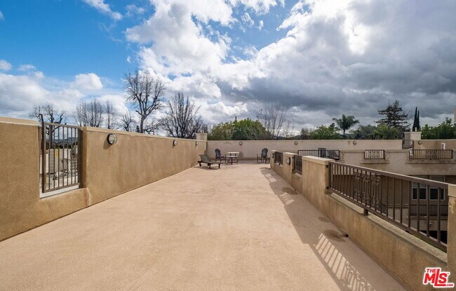 Building Photo - 15206 Burbank Blvd