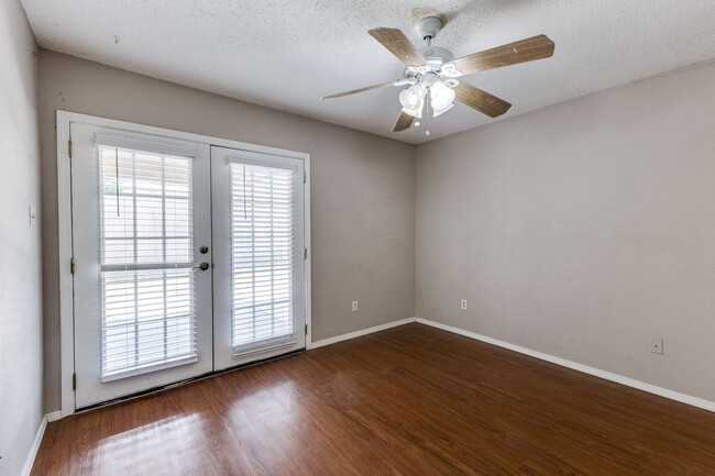 Building Photo - 3 Bedroom 2 Bath Home with Massive Fenced ...