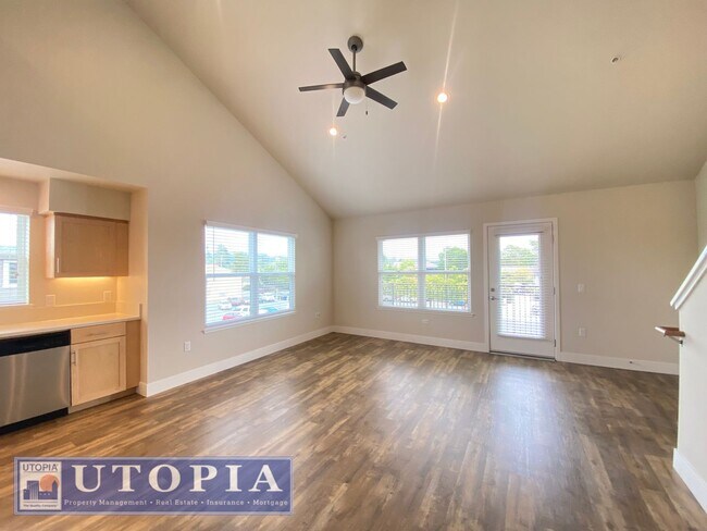 Building Photo - Beautiful, top floor apartment located in ...