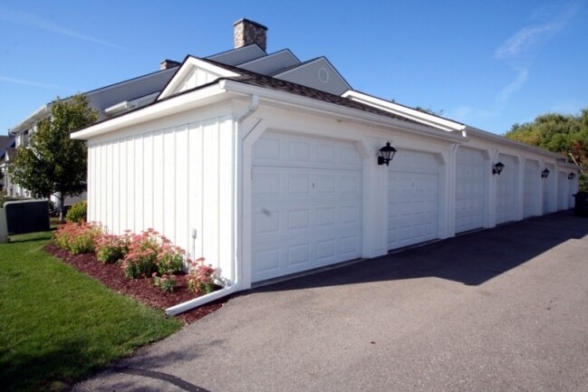 detached garage - 2838 S Knightsbridge Cir