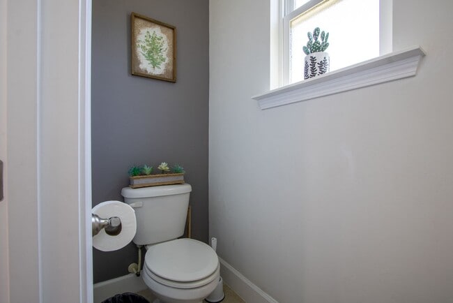 Building Photo - Spacious 3BR/2BA Home with Open Layout, Is...