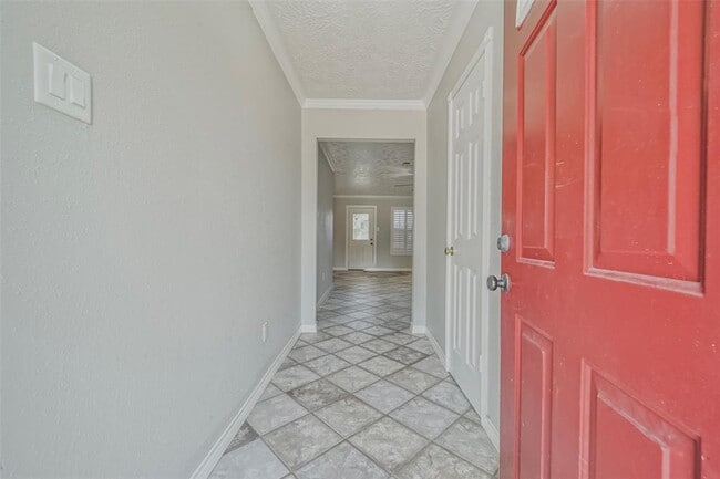 Building Photo - 215 Maple Leaf Dr