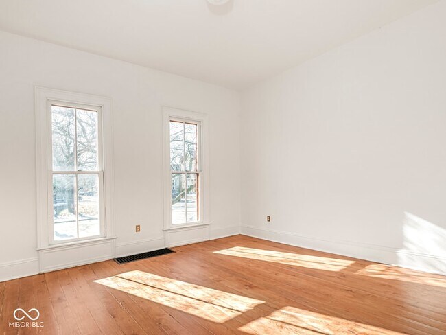 Building Photo - 1118 E St Clair St