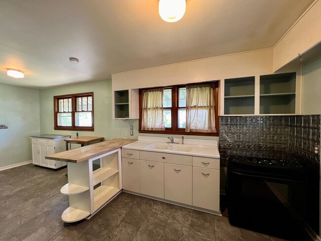 Building Photo - 3 Bedroom, 1 Bath, Nice Backyard!