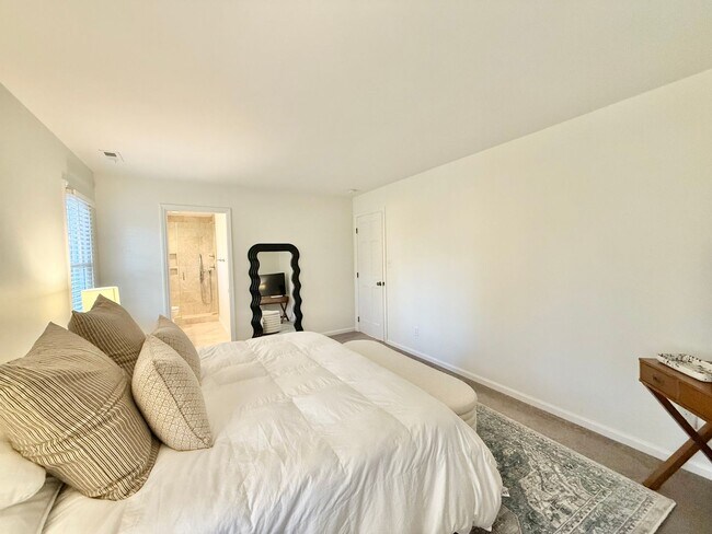 Building Photo - Updated 3BD, 2.5BA Raleigh Home with Modern Finishes and Fenced Yard in a Prime Location