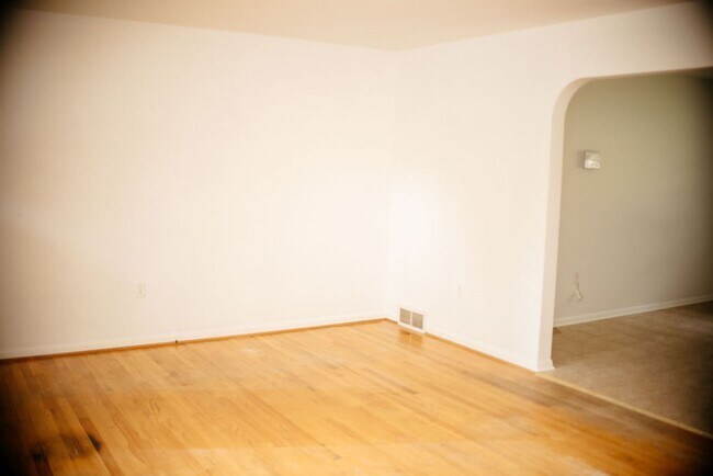 Building Photo - 425 Spring Dr