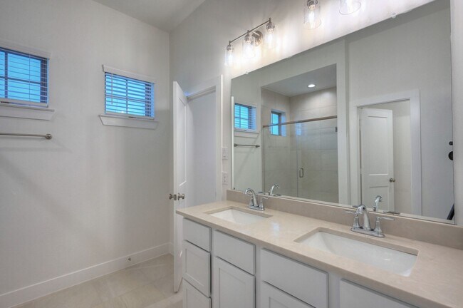 Building Photo - 1535 Crystal Stream Dr