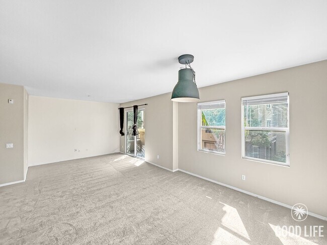 Building Photo - Spacious 2B/3BA + Den Townhouse in El Cerr...