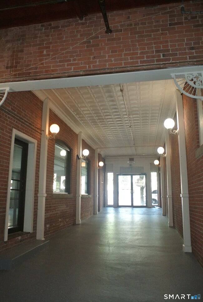 Building Photo - 549 Howe Ave