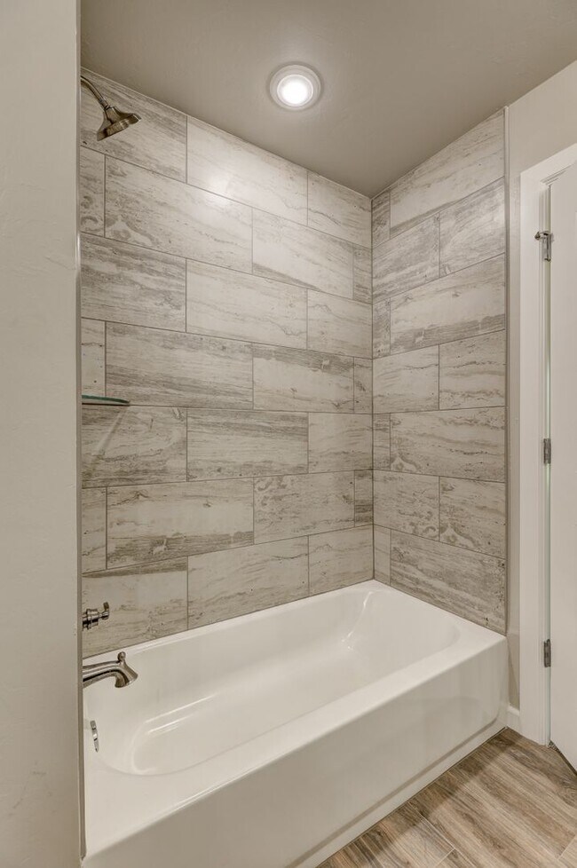 Building Photo - 721 League Cir