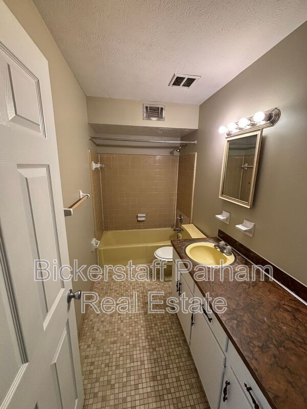 Building Photo - 1247 Kings Mountain Ct