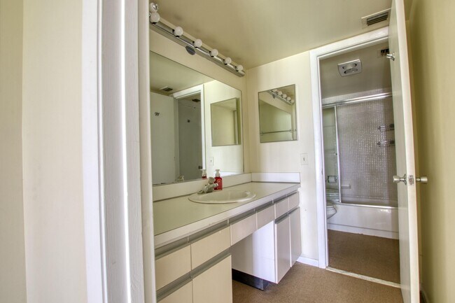 Building Photo - 4657 Fountains Dr S