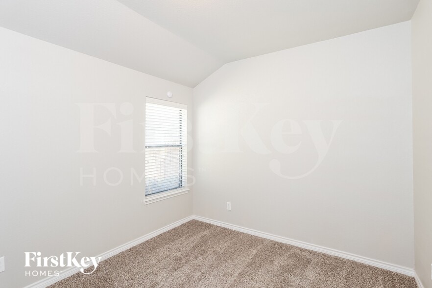 Building Photo - 2213 Brandy Dr
