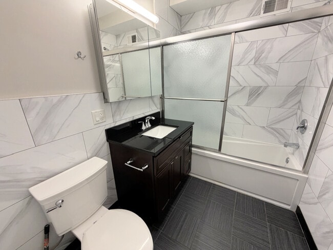 Building Photo - 2700 N Ridgeway Ave