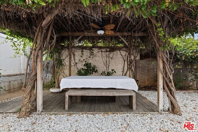 Building Photo - 1018 Havenhurst Dr