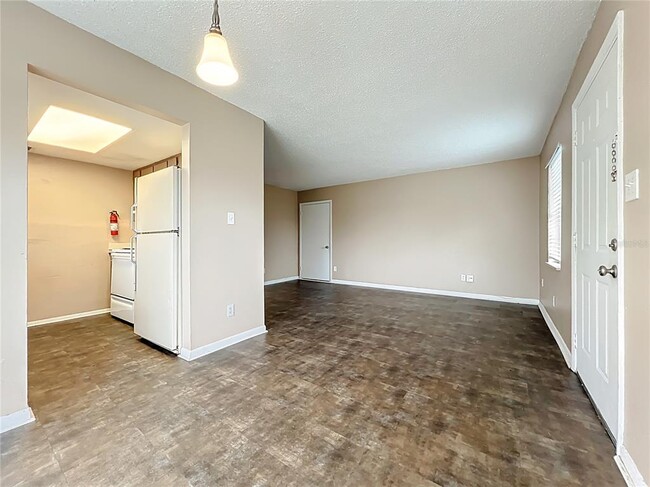 Building Photo - 4223 Parkside Dr