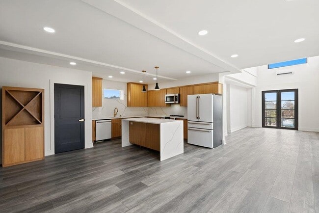 Building Photo - 8610 Grandview Dr