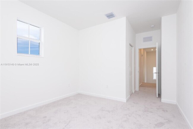 Building Photo - 2636 SE 8th Ct