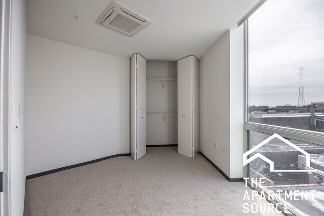 Building Photo - 2340 N California Ave