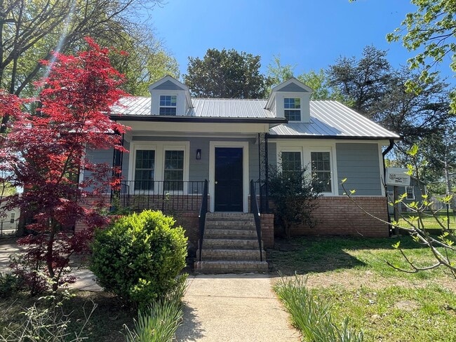 Primary Photo - Walk to UNC campus! Newly Updated 4br 4ba ...