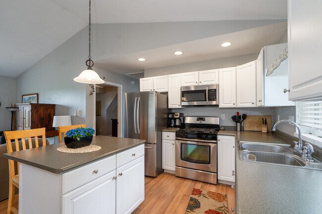 Building Photo - 4027 Graywood N